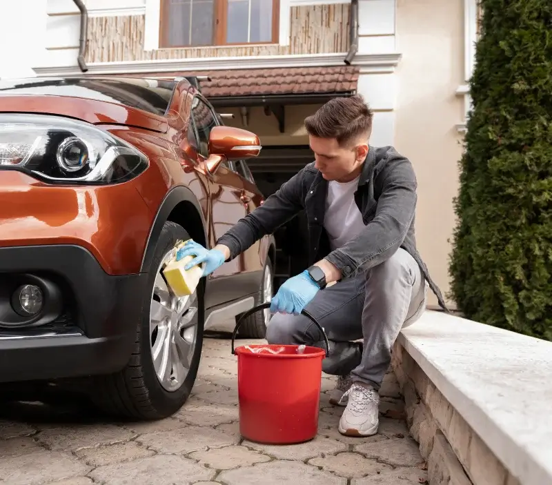 Lavage auto à domicile Ennevelin : professionnel intervenant sur un véhicule